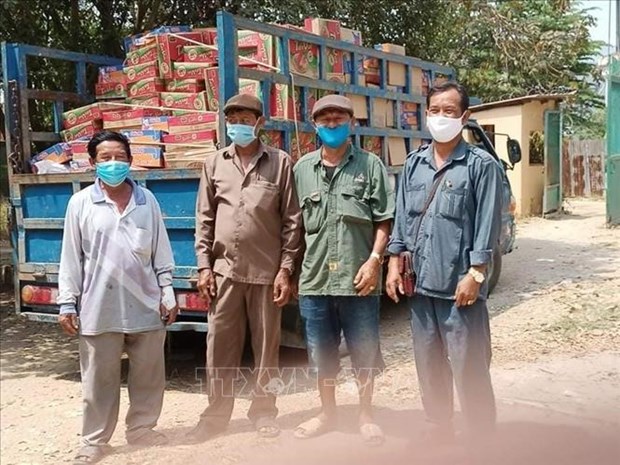 Providing support to overseas Vietnamese affected by pandemic in Cambodia